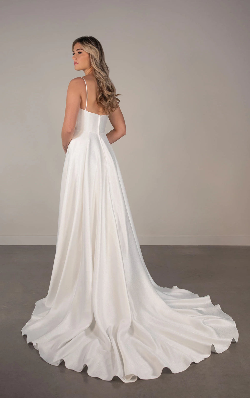 Architectural clarity to bridal style.
