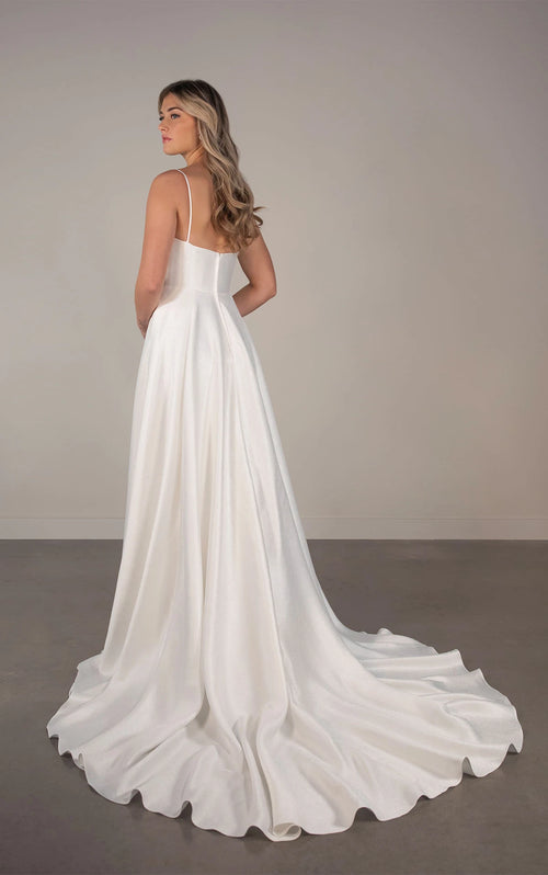 Architectural clarity to bridal style.