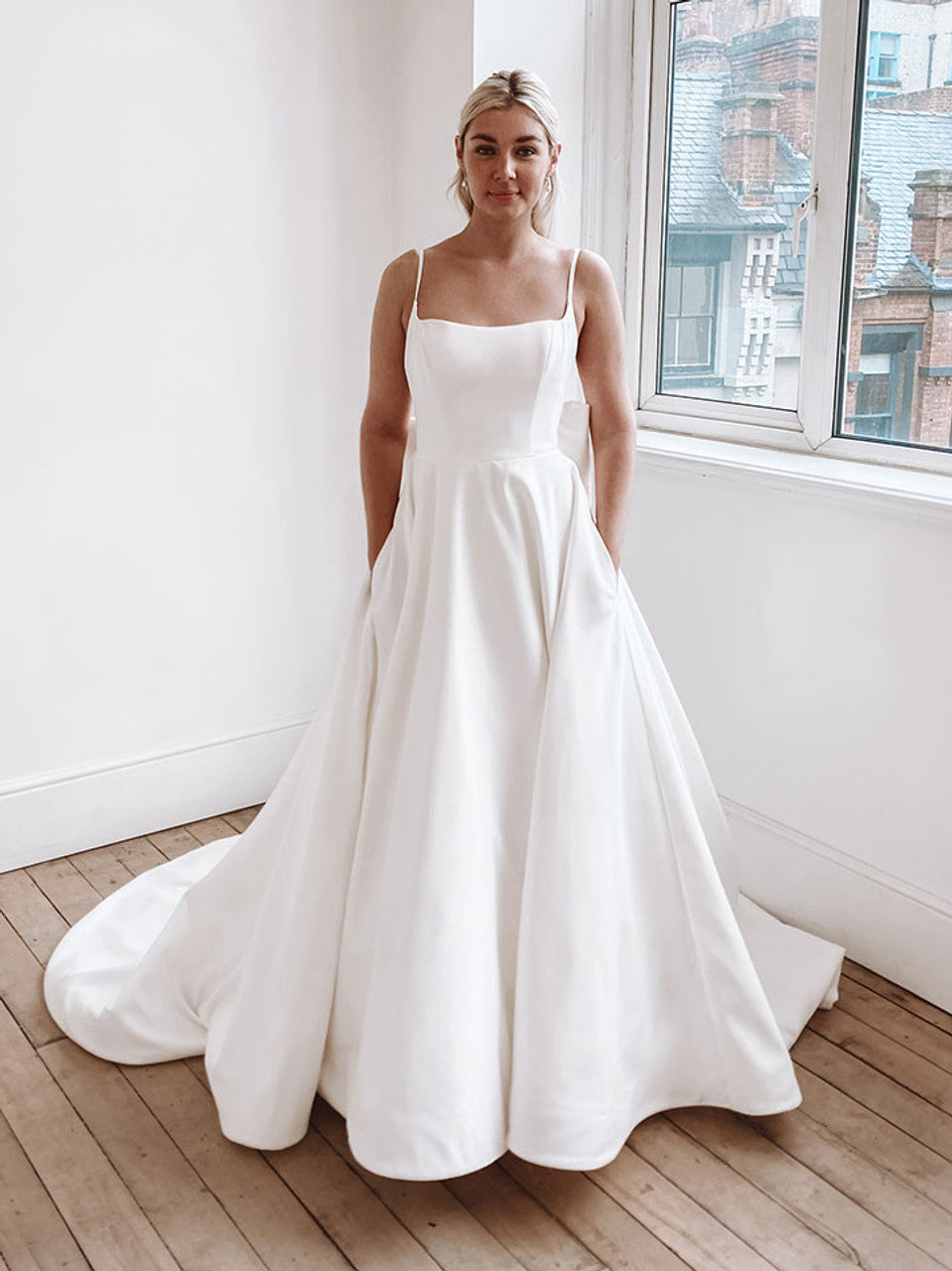 ELEGANT AND TIMELESS BALLGOWN WITH POCKETS