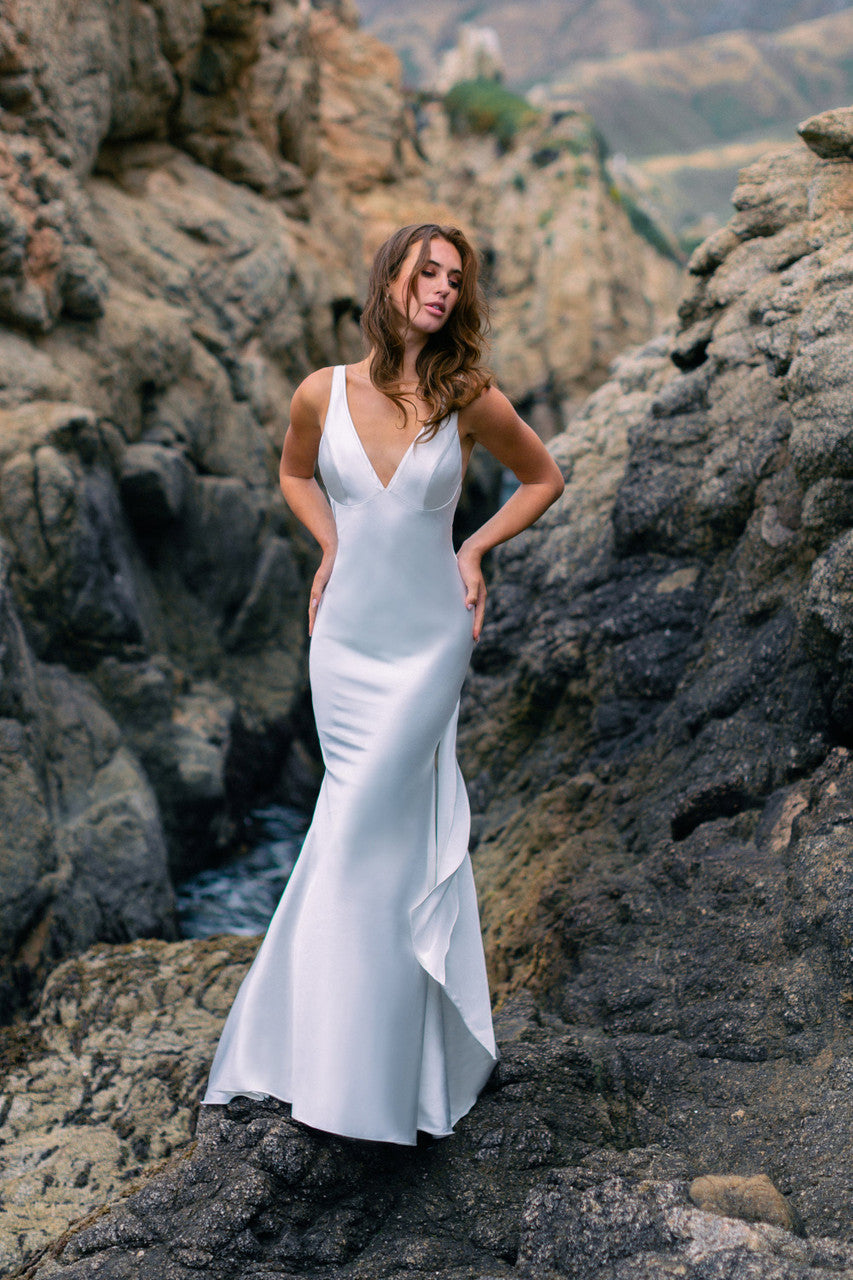 Effortlessly chic sheath silhouette, and finishes beautifully with a bow at the back