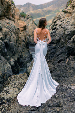 Effortlessly chic sheath silhouette, and finishes beautifully with a bow at the back