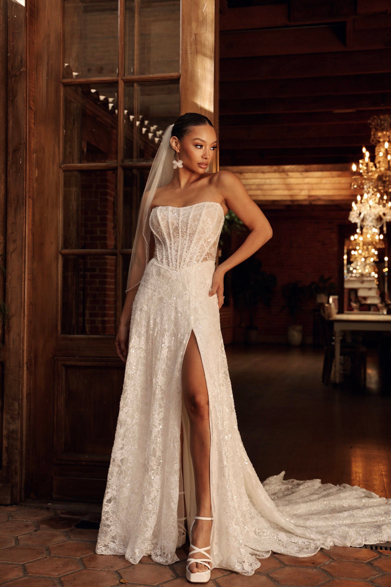 SEXY SPARKLING STRAPLESS A-LINE WEDDING DRESS WITH BASQUE WAIST