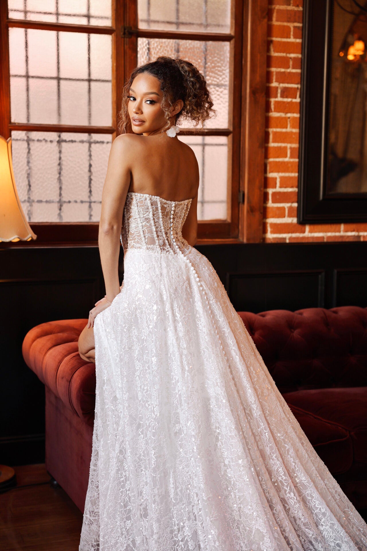SEXY SPARKLING STRAPLESS A-LINE WEDDING DRESS WITH BASQUE WAIST